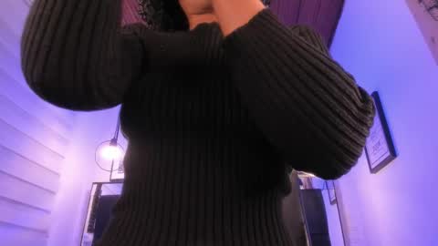 Snapshot of tylla_ chatting on October 7, 4:08 am online show from October 7, 4:08 am