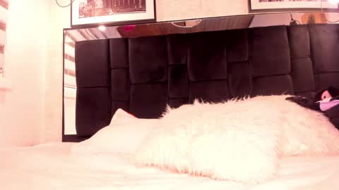 Snapshot of tylla_ chatting on March 3, 9:22 am online show from March 3, 9:22 am