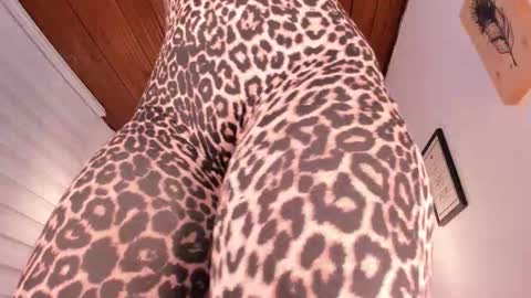 Snapshot of tylla_ chatting on September 22, 3:43 am online show from September 22, 3:43 am