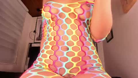Snapshot of tylla_ chatting on October 3, 4:21 am online show from October 3, 4:21 am