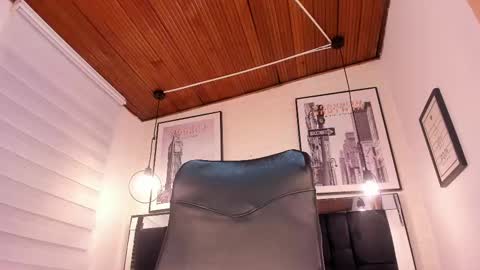 Snapshot of tylla_ chatting on October 2, 4:11 am online show from October 2, 4:11 am