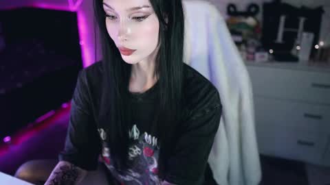 Izzy    online show from December 9, 7:39 pm