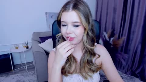 Snapshot of unforgettablalice chatting on February 19, 2:44 pm Alice online show from February 19, 2:44 pm