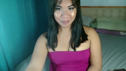 Snapshot of ur_cutiesthotasianxx chatting on October 15, 1:45 pm Vee online show from October 15, 1:45 pm