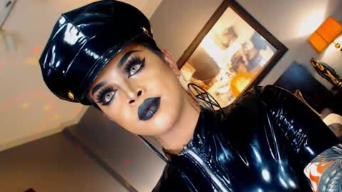 Snapshot of urmajestytyra chatting on October 8, 4:51 am UrMajestyTyra online show from October 8, 4:51 am