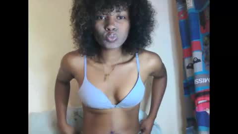 Snapshot of vailla02 chatting on October 10, 7:14 am vailla02 online show from October 10, 7:14 am