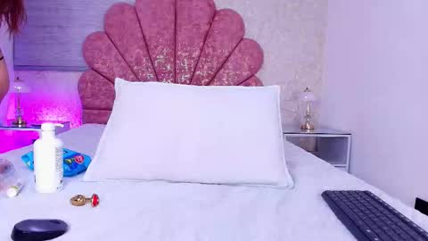 Vaiolet colls online show from February 15, 12:04 pm