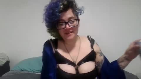 Snapshot of valarieak chatting on October 3, 8:33 am valarieak online show from October 3, 8:33 am