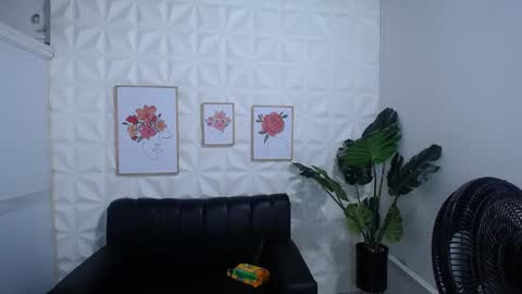 Snapshot of valentina_mature chatting on February 21, 10:37 pm Valentina online show from February 21, 10:37 pm
