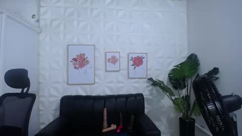 Snapshot of valentina_mature chatting on February 25, 10:53 pm Valentina online show from February 25, 10:53 pm