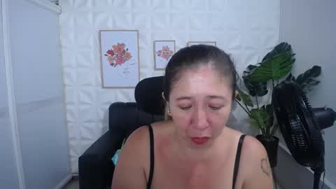 Snapshot of valentina_mature chatting on March 11, 12:33 am Valentina online show from March 11, 12:33 am