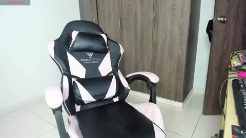 valkiiriaa_ online show from November 7, 11:34 am