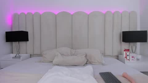 Snapshot of vanessaparis_ chatting on October 14, 9:18 pm Vanessa Sexy Paris online show from October 14, 9:18 pm
