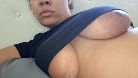 vanessareign online show from April 10, 6:12 pm