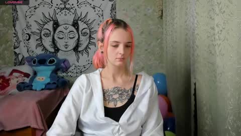 Snapshot of vanilla_arya chatting on December 18, 12:07 pm Adelina online show from December 18, 12:07 pm
