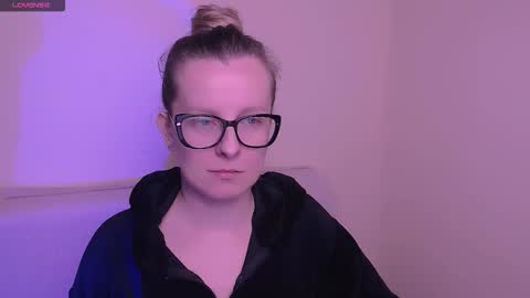 Mia online show from November 12, 8:16 am