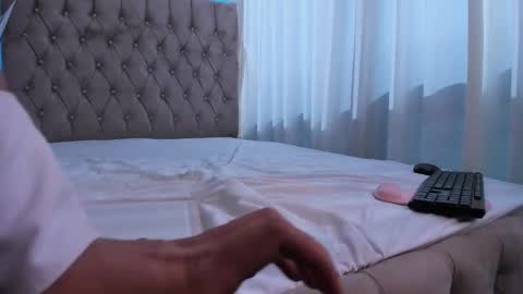 VanillaFlo online show from February 21, 9:12 am