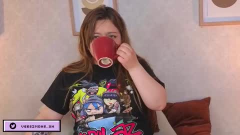 Vee Simons online show from March 13, 11:30 pm