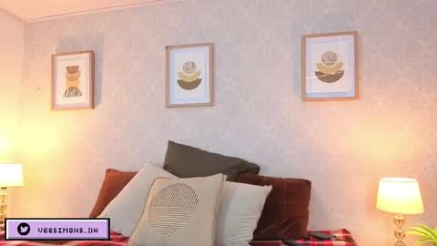 Vee Simons online show from March 23, 7:30 pm