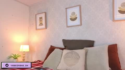 Vee Simons online show from April 9, 8:14 pm