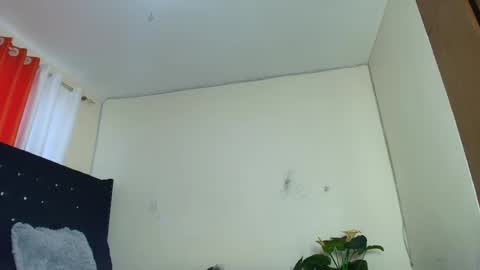 Snapshot of vel_zola chatting on October 27, 4:01 am zola online show from October 27, 4:01 am