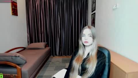 Snapshot of velora_vyxen chatting on October 7, 12:23 pm velora_vyxen online show from October 7, 12:23 pm