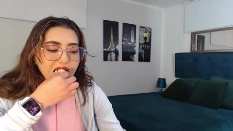 Mia online show from October 27, 12:38 pm