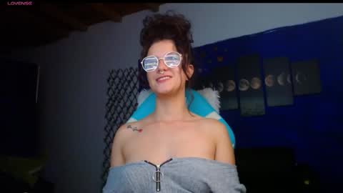 Snapshot of venusandfantashi_gh1 chatting on October 9, 6:41 am venusHelp me reach 100 like honey online show from October 9, 6:41 am