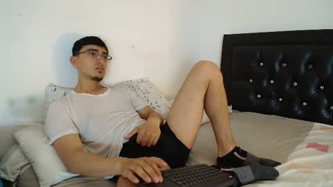 versatileguuy online show from August 1, 11:34 am