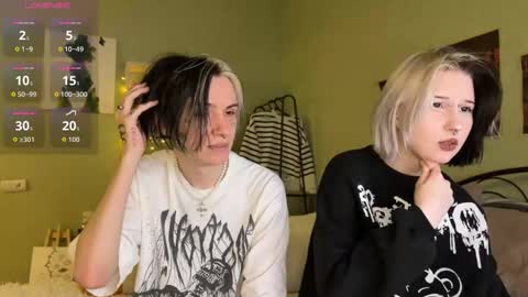 Snapshot of veryraretwins chatting on October 16, 9:46 pm veryraretwins online show from October 16, 9:46 pm
