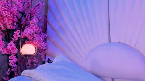 Vesper Velvet  online show from April 13, 8:18 am