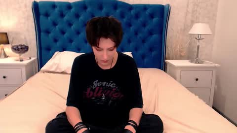 Snapshot of via_mayer chatting on October 9, 10:04 pm Via online show from October 9, 10:04 pm