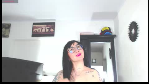 Snapshot of vicky_hotmilf chatting on October 7, 2:57 pm Vicky online show from October 7, 2:57 pm