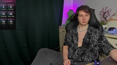 Snapshot of vincent__strong chatting on October 19, 9:47 am Vincent Strong online show from October 19, 9:47 am