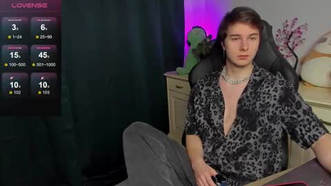 Snapshot of vincent__strong chatting on October 12, 9:13 am Vincent Strong online show from October 12, 9:13 am