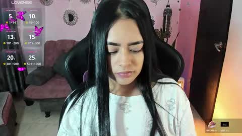 Snapshot of vio_let_ chatting on October 14, 11:24 am Daniela online show from October 14, 11:24 am