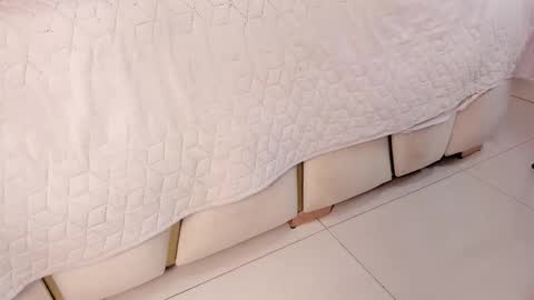 Snapshot of violeet_gray chatting on February 15, 2:55 pm violeet_gray online show from February 15, 2:55 pm