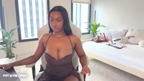 Snapshot of violet6xft chatting on February 2, 9:23 pm Fantasy Black Girl online show from February 2, 9:23 pm