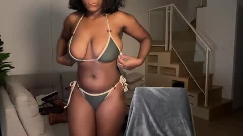 Snapshot of violet6xft chatting on September 12, 2:35 am Fantasy Black Girl online show from September 12, 2:35 am