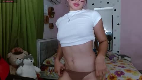 Snapshot of violett_11 chatting on October 16, 9:35 pm violett_11 online show from October 16, 9:35 pm