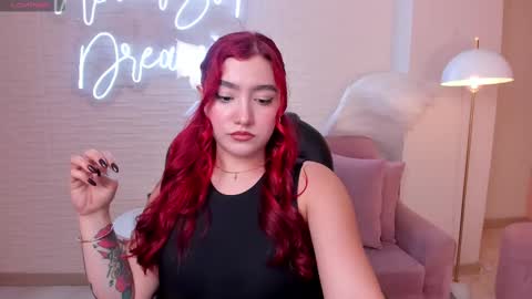 Snapshot of violettcastel chatting on February 19, 7:37 pm Violett Castel online show from February 19, 7:37 pm