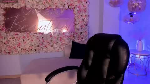 Snapshot of violettcastel chatting on September 25, 7:21 pm Violett Castel online show from September 25, 7:21 pm