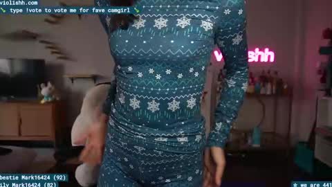 Snapshot of violishh chatting on January 19, 6:43 pm follow me on twitter violishh and ig violishh  online show from January 19, 6:43 pm