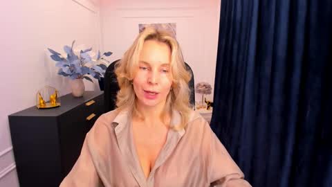 Snapshot of vivianlirei chatting on October 4, 11:41 am Sinti online show from October 4, 11:41 am