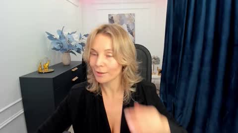 Snapshot of vivianlirei chatting on October 9, 11:59 am Sinti online show from October 9, 11:59 am