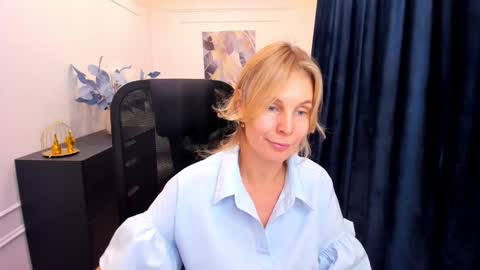 Snapshot of vivianlirei chatting on October 1, 3:33 pm Sinti online show from October 1, 3:33 pm