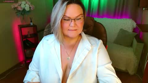 Snapshot of vivien__wet chatting on September 23, 11:04 am Vivien online show from September 23, 11:04 am