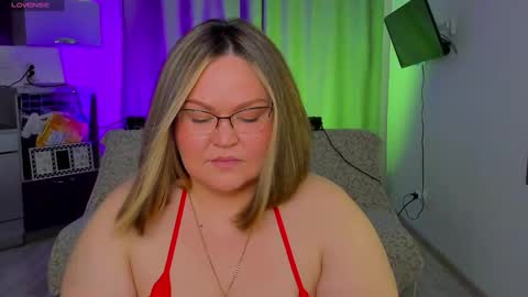 Snapshot of vivien__wet chatting on March 3, 12:06 pm Vivien online show from March 3, 12:06 pm