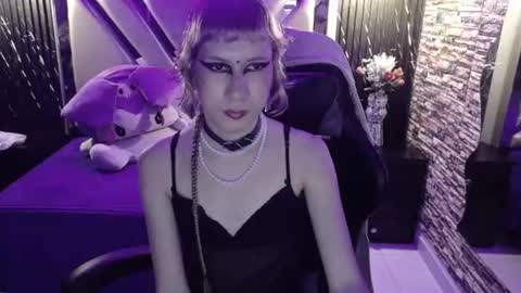 vivienne hadid online show from August 9, 8:13 pm