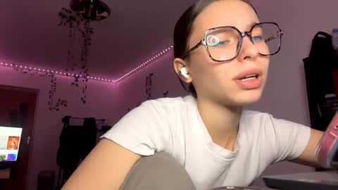 Vivi online show from December 18, 2:45 pm